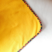 Load image into Gallery viewer, Wawira Border Fleece Blanket